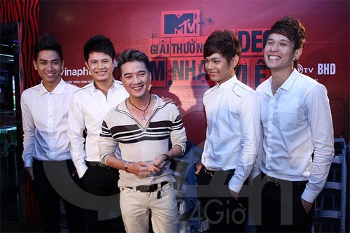 Uyên Linh lại ‘chạm trán’ Văn Mai Hương, Ca nhạc - MTV, Uyen Linh, Van mai Huong, Vietnam Idol 2010, Giai thuong video nhac viet, Ca si, Am nhac viet, Tin giai tri, Tin tuc