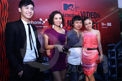 Uyên Linh lại ‘chạm trán’ Văn Mai Hương, Ca nhạc - MTV, Uyen Linh, Van mai Huong, Vietnam Idol 2010, Giai thuong video nhac viet, Ca si, Am nhac viet, Tin giai tri, Tin tuc
