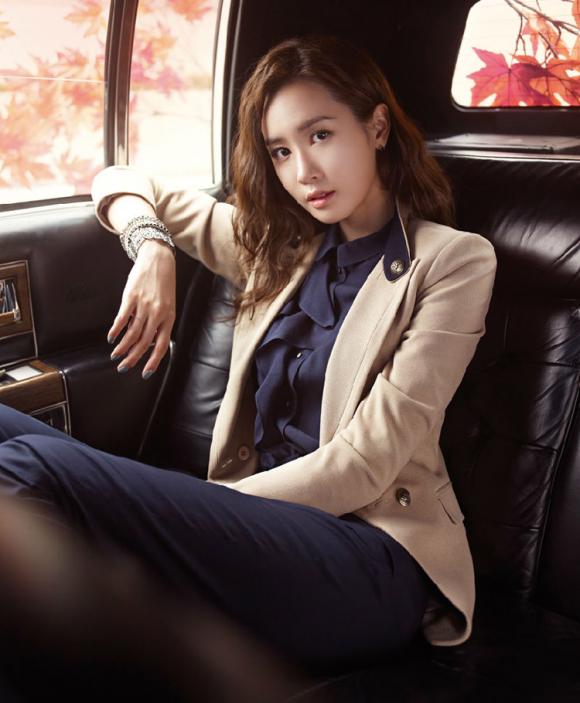 Lee Da Hae - gương mặt quen thuộc với khán giả Việt Nam qua các bộ phim truyền hình như Phía đông vườn địa đàng, Miss Ripley... đã xuất hiện trong bộ thiết kế thời trang thu của Arnando Bassin với nét đẹp đầy thanh lịch và ưu nhã.