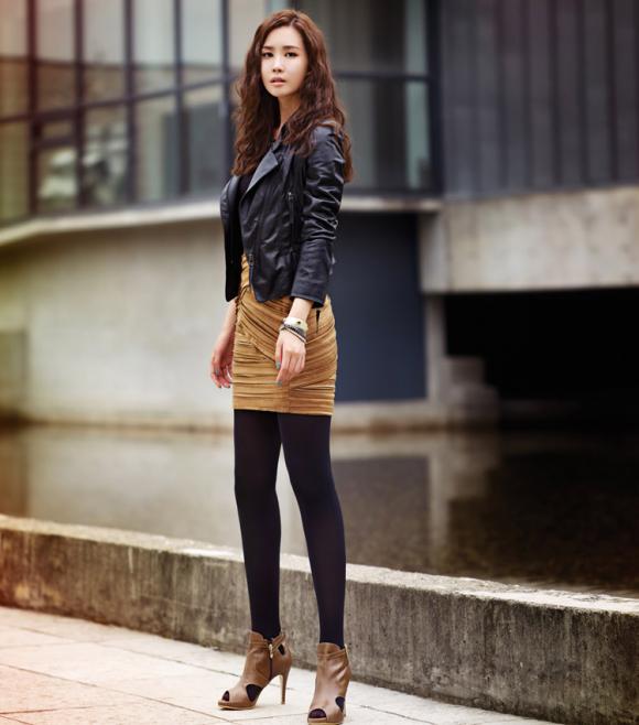 Lee Da Hae từng làm người mẫu cho một số hãng quần jean và nội y, nhưng đây là lần đầu tiên cô thể hiện vai trò người mẫu ảnh cho những trang phục dạo phố, công sở...