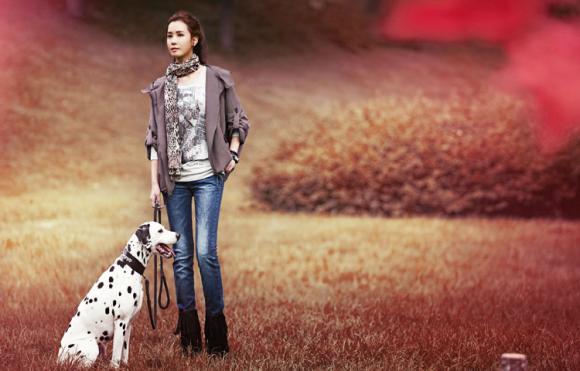 Lee Da Hee lãng mạn giữa sắc đỏ của mùa thu.