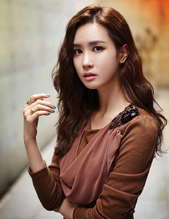 Bộ phim mới nhất của Lee Da Hae, Miss Ripley, đạt được sự thành côgn rực rỡ. Trong phim, vai diễn của cô nổi bật với nhiều hình tượng và những bộ trang phục bắt mắt. Đó cũng là lý do cô lọt vào mắt xanh của các hãng thời trang.