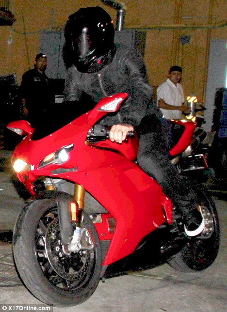 Becks cưỡi motor khủng đi ăn nhà hàng