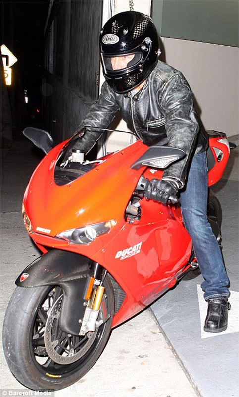 Becks cưỡi motor khủng đi ăn nhà hàng