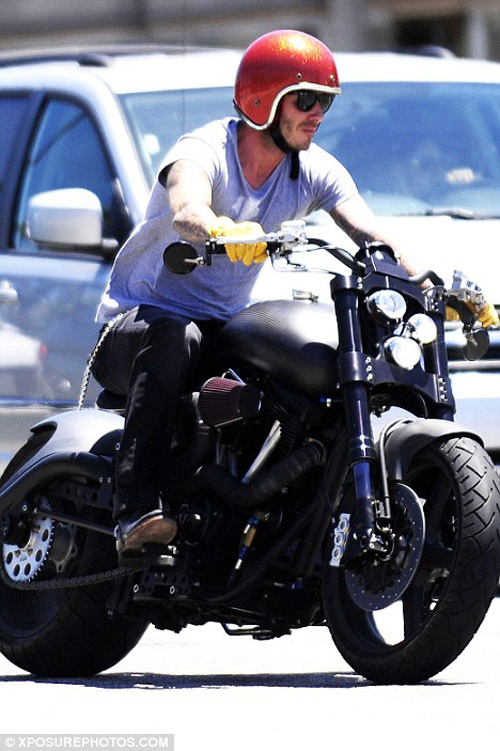Becks cưỡi motor khủng đi ăn nhà hàng