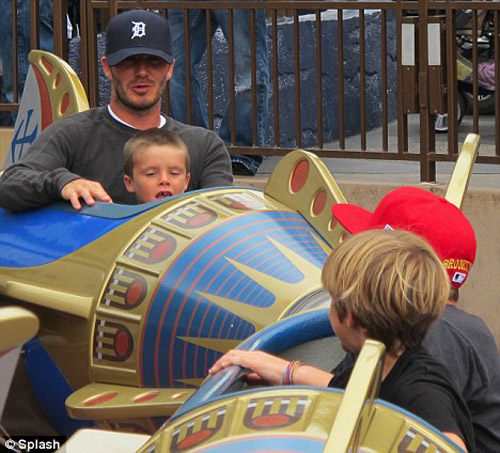 Becks cưỡi motor khủng đi ăn nhà hàng
