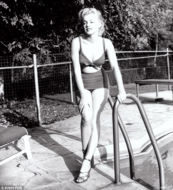 Chuyên viên thẩm định David W Streets tin rằng những bức ảnh này được chụp năm 1950, lúc đó Marilyn mới 24 tuổi.