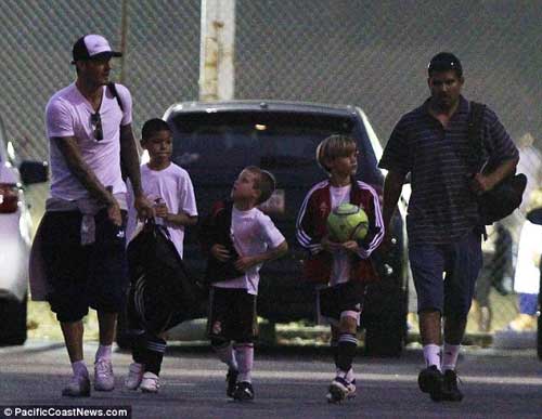 Becks “truyền nghề” cho con, Bóng đá, Becks, David Beckham, Brooklyn, Romeo, Cruz, bong da, the thao