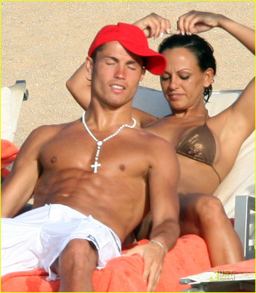 CR7 bị tình cũ chê 'không có não'