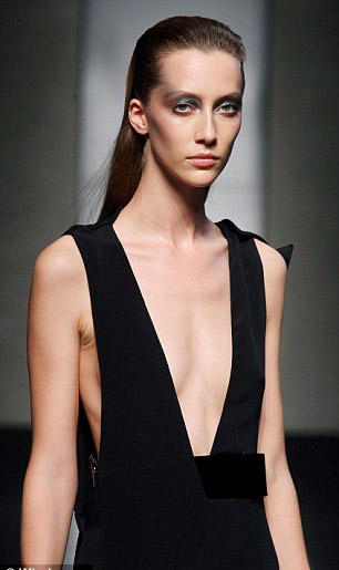Siêu mẫu gầy kinh dị xuất hiện trong Milan FW, Thời trang, mau sieu gay, tuan le thoi trang milan, tuan le thoi trang, san dien thoi trang, nguoi mau quóc te