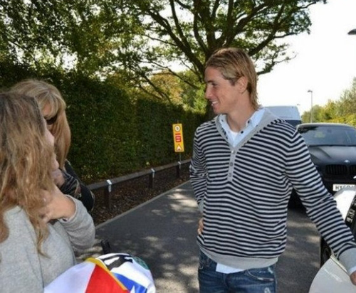 Torres tặng nụ hôn làm quà cho fan nữ