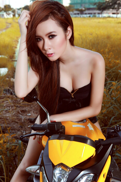 Phương Trinh bốc lửa bên moto