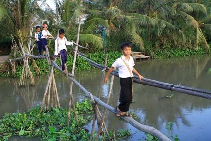 Sự kiện ảnh, Học sinh, Tựu trường, Vượt lũ, Tai nạn đường thủy, Giáo dục, Xã hội