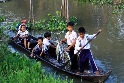 Sự kiện ảnh, Học sinh, Tựu trường, Vượt lũ, Tai nạn đường thủy, Giáo dục, Xã hội