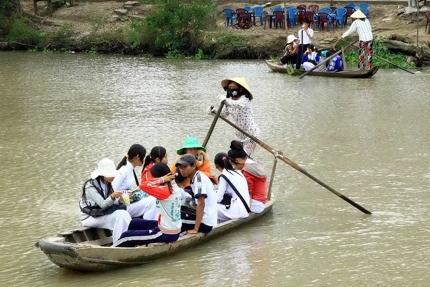 Sự kiện ảnh, Học sinh, Tựu trường, Vượt lũ, Tai nạn đường thủy, Giáo dục, Xã hội