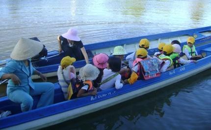 Sự kiện ảnh, Học sinh, Tựu trường, Vượt lũ, Tai nạn đường thủy, Giáo dục, Xã hội