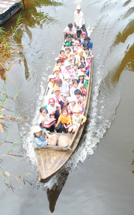 Sự kiện ảnh, Học sinh, Tựu trường, Vượt lũ, Tai nạn đường thủy, Giáo dục, Xã hội
