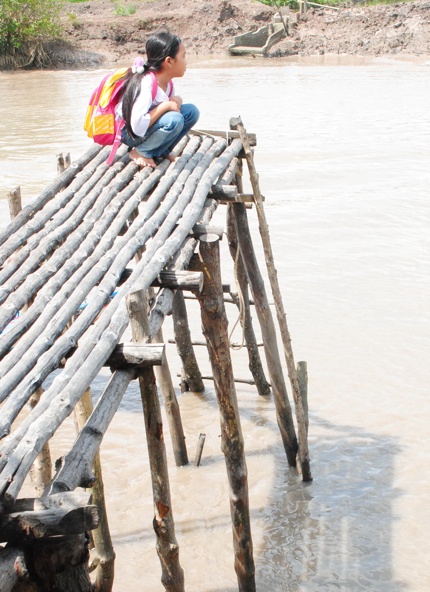 Sự kiện ảnh, Học sinh, Tựu trường, Vượt lũ, Tai nạn đường thủy, Giáo dục, Xã hội