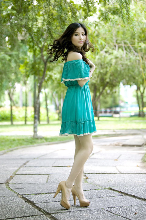 Diễm My 9X, Váy xếp ly, Váy lệch vai, Thời trang dạo phố, Thời trang mùa thu, Thời trang