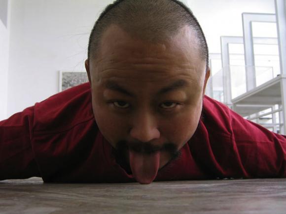 Chuyện lạ,chuyện lạ thế giới,phi thường,kỳ quặc,liếm đất