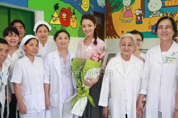 Jennifer Phạm,Sao làm từ thiện,Hoa hậu