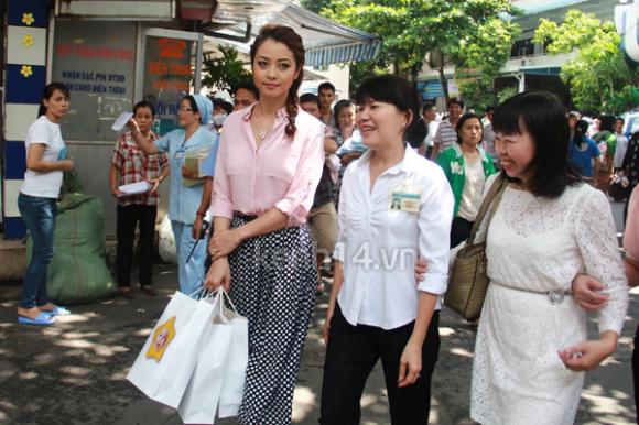 Jennifer Phạm,Sao làm từ thiện,Hoa hậu