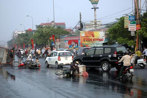 dầu đổ ra đường,tai nạn,ngã xe