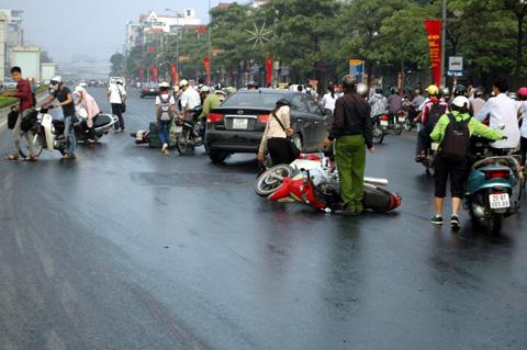 dầu đổ ra đường,tai nạn,ngã xe