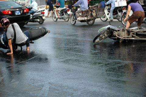 dầu đổ ra đường,tai nạn,ngã xe