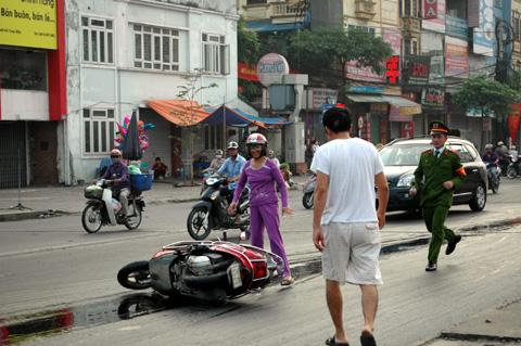 dầu đổ ra đường,tai nạn,ngã xe