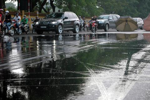 dầu đổ ra đường,tai nạn,ngã xe