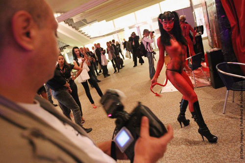 Chuyện lạ,chuyện lạ thế giới,phi thường,kỳ quặc,hội chợ đồ chơi người lớn