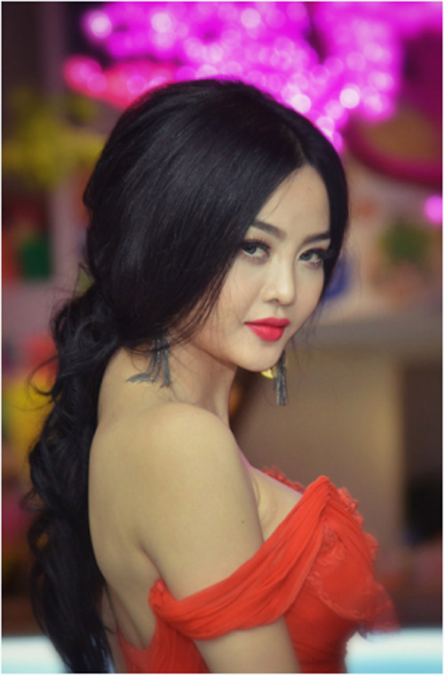 Julia Hồ,Hoa hậu người Việt hoàn cầu,julia hồ bơm mặt