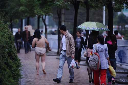 Chuyện lạ,chuyện lạ thế giới,phi thường,kỳ quặc,cởi đồ trên phố