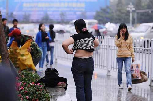 Chuyện lạ,chuyện lạ thế giới,phi thường,kỳ quặc,cởi đồ trên phố