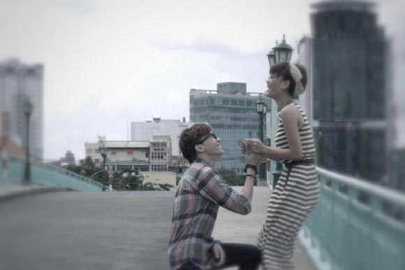 con trai tỏ tình,nam sinh,Quỳ gối,đàn ông