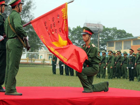 con trai tỏ tình,nam sinh,Quỳ gối,đàn ông