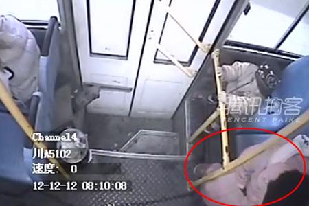 Sửng sốt,clip bà bầu tự đỡ đẻ,tự đỡ đẻ ngay trên xe bus
