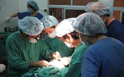 chuyện lạ,chuyện lạ việt nam,phi thường,kỳ quặc,bé trai mang thai