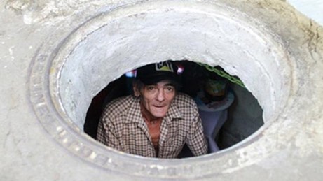 vợ chồng già,Colombia,sống với nhau trong một cái cống,sống ở cống bỏ hoang bỏ hoang,22 năm trời. 