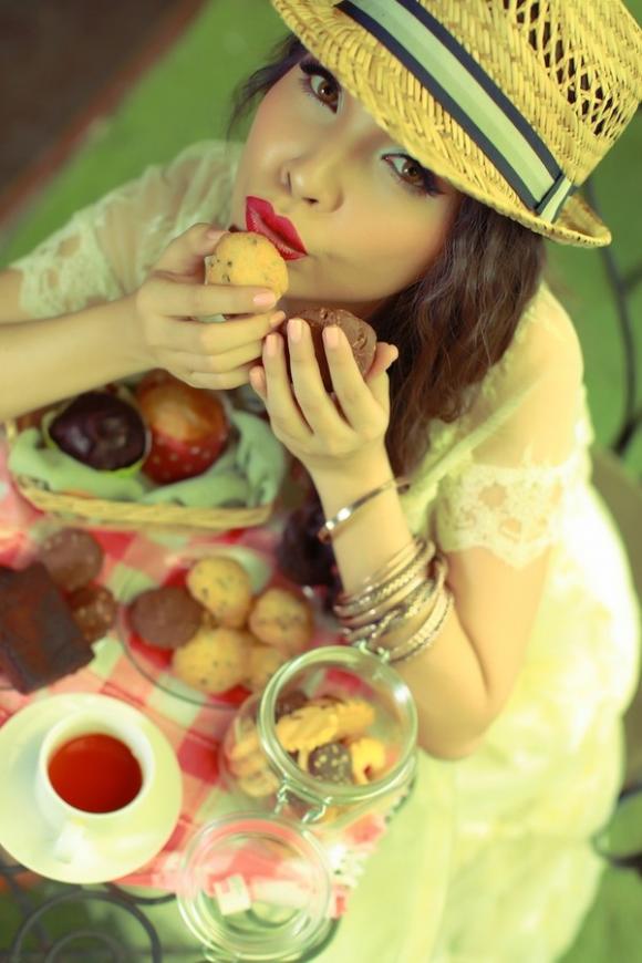 hiền thục,Bộ ảnh mới màu sắc của Hiền Thục,Hiền Thục tung hứng với bánh ngọt