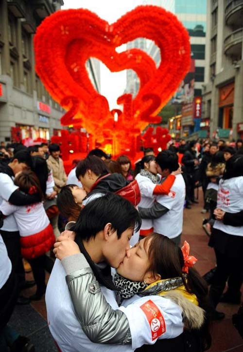 Chuyện lạ,chuyện lạ thế giới,phi thường,kỳ quặc,thi hôn,valentine,lễ tình nhân