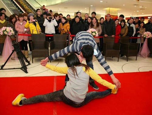 Chuyện lạ,chuyện lạ thế giới,phi thường,kỳ quặc,thi hôn,valentine,lễ tình nhân