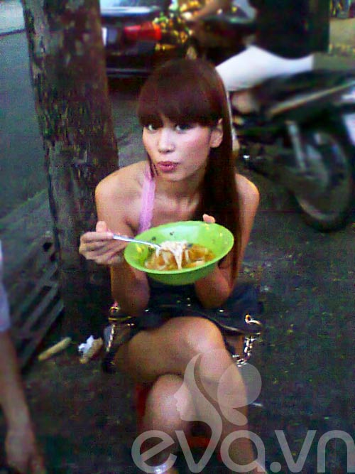 Hà Anh,siêu mẫu,bình dân,vỉa hè,ăn vỉa hè