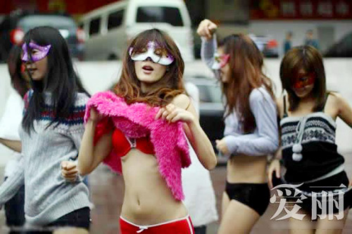 Chuyện lạ,chuyện lạ thế giới,phi thường,kỳ quặc,mặc nội y,tuyển bạn đời