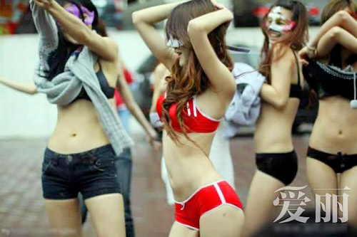 Chuyện lạ,chuyện lạ thế giới,phi thường,kỳ quặc,mặc nội y,tuyển bạn đời