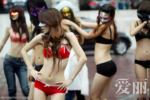 Chuyện lạ,chuyện lạ thế giới,phi thường,kỳ quặc,mặc nội y,tuyển bạn đời