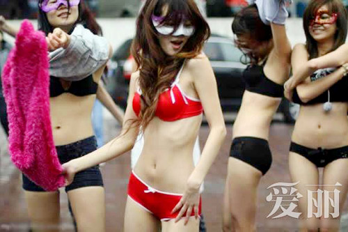 Chuyện lạ,chuyện lạ thế giới,phi thường,kỳ quặc,mặc nội y,tuyển bạn đời