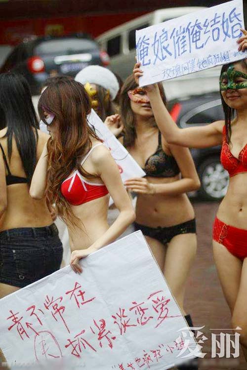 Chuyện lạ,chuyện lạ thế giới,phi thường,kỳ quặc,mặc nội y,tuyển bạn đời