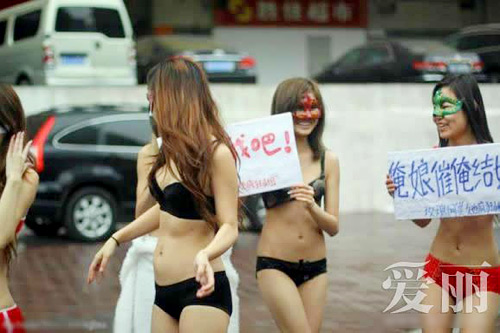 Chuyện lạ,chuyện lạ thế giới,phi thường,kỳ quặc,mặc nội y,tuyển bạn đời